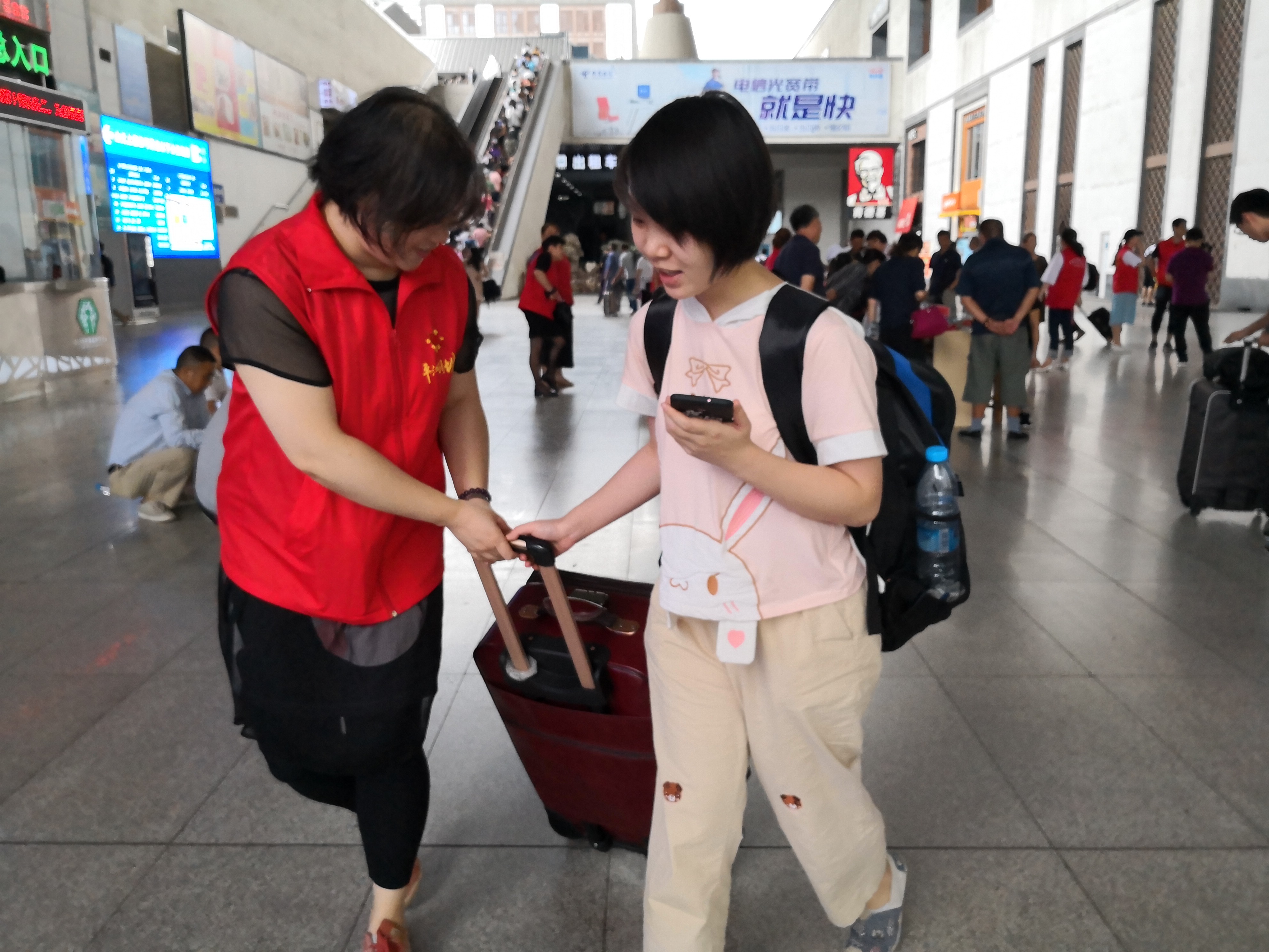 yl6809永利党员提行李.JPG